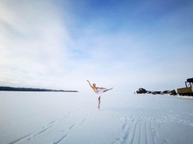 FOTO/VIDEO: Protest prin artă pe un lac din Rusia. O balerină a dansat pe „Lacul lebedelor”, la – 15 grade Celsius